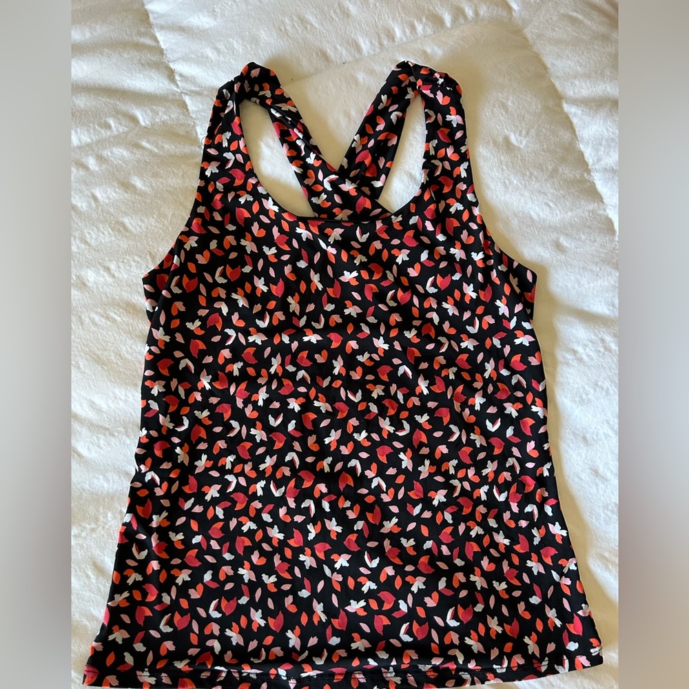 Kaileigh criss cross back top, blk, reds, white, never worn, size L
